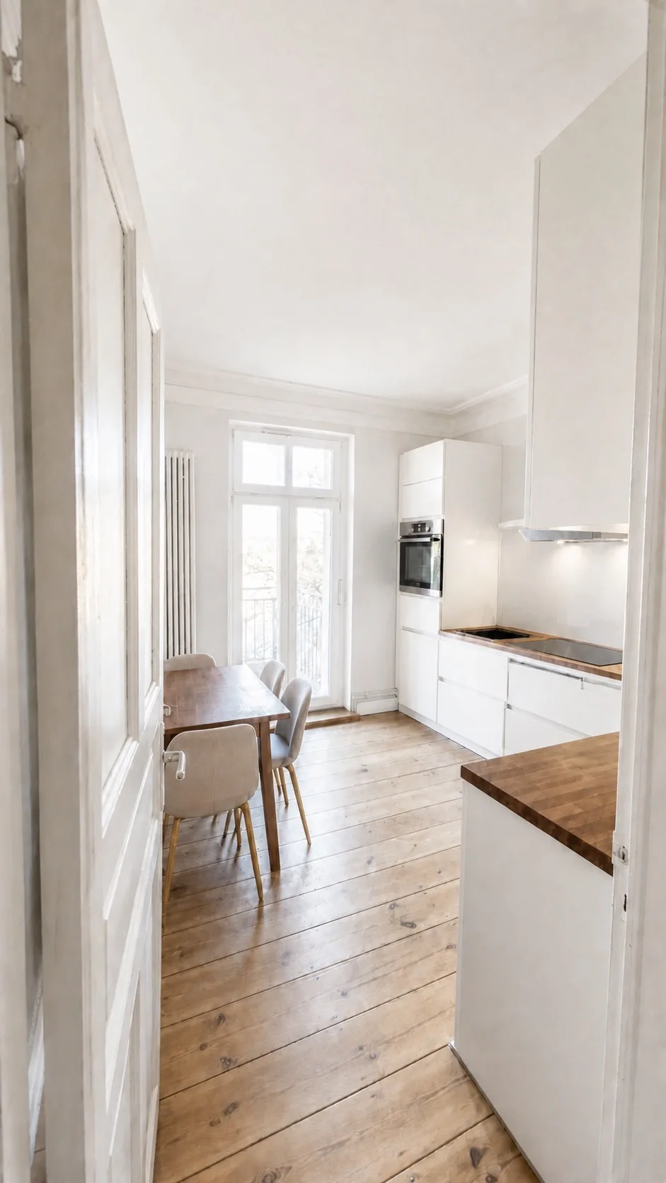 Visualización del mobiliario de la cocina compartida existente con zona de comedor